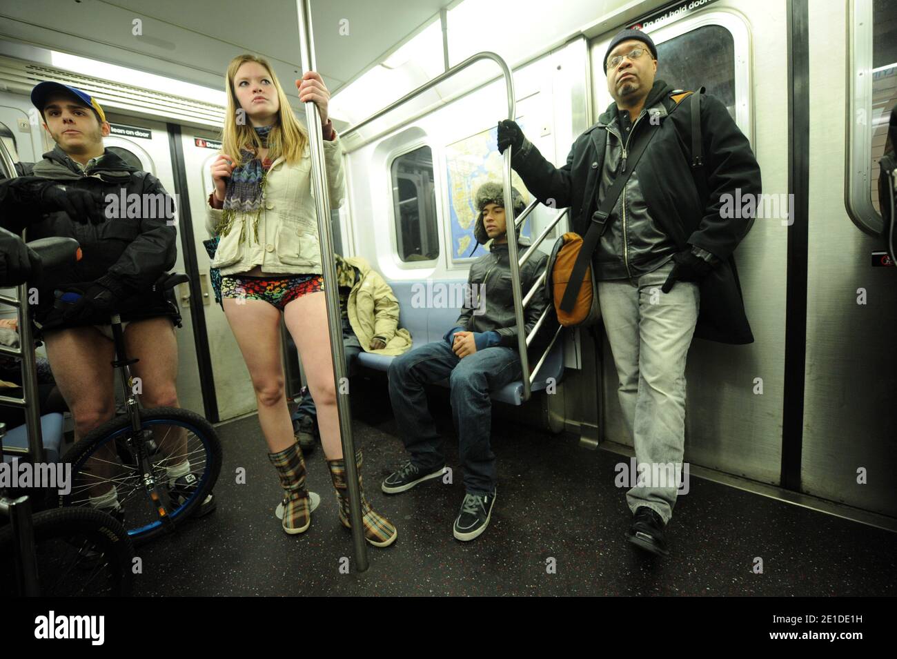 Am 9. Januar 2011 nehmen Mitglieder der öffentlichen Fahrt mit der New York Subway an der "No Pants Subway Ride" Teil. Foto von Mehdi Taamallah/ABACAUSA.COM Stockfoto