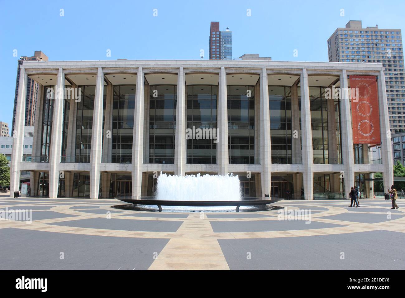 David Geffen Hall, früher Avery Fisher Hall and Philharmonic Hall, und Revson Fountain, Lincoln Center, New York Stockfoto