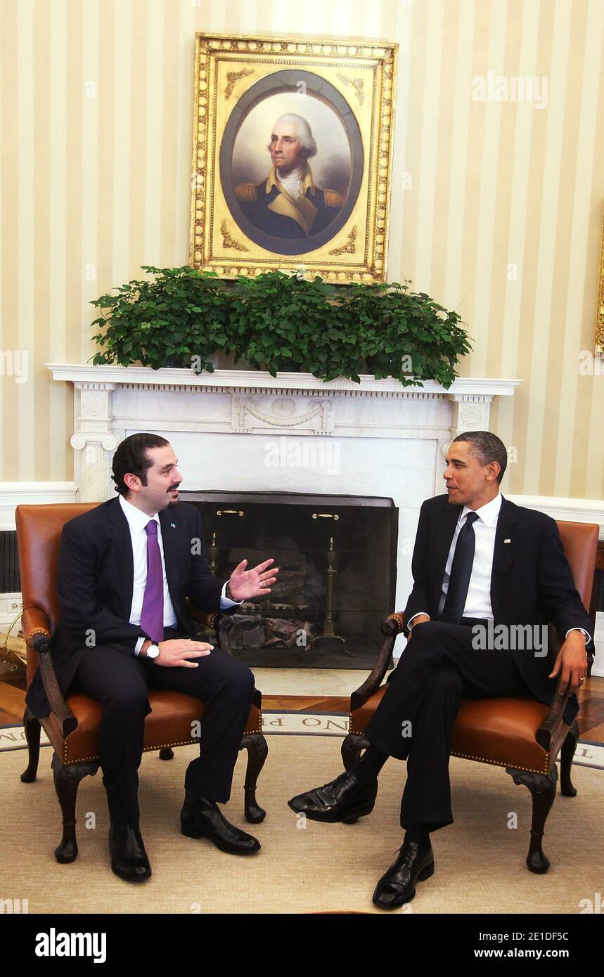 US-Präsident Barack Obama (R) trifft sich am 12. Januar 2011 mit dem libanesischen Premierminister Saad Hariri (L) im Oval Office des Weißen Hauses in Washington, DC. Laut einer Medienmitteilung des Weißen Hauses trafen sich die beiden Führer, "um die Unterstützung der USA für die Souveränität, Unabhängigkeit und Stabilität des Libanon, die laufende Arbeit des Sondergerichtshofs für den Libanon und andere regionale Fragen zu diskutieren." Foto von Alex Wong/ISP Pool/ABACAUSA.COM Stockfoto