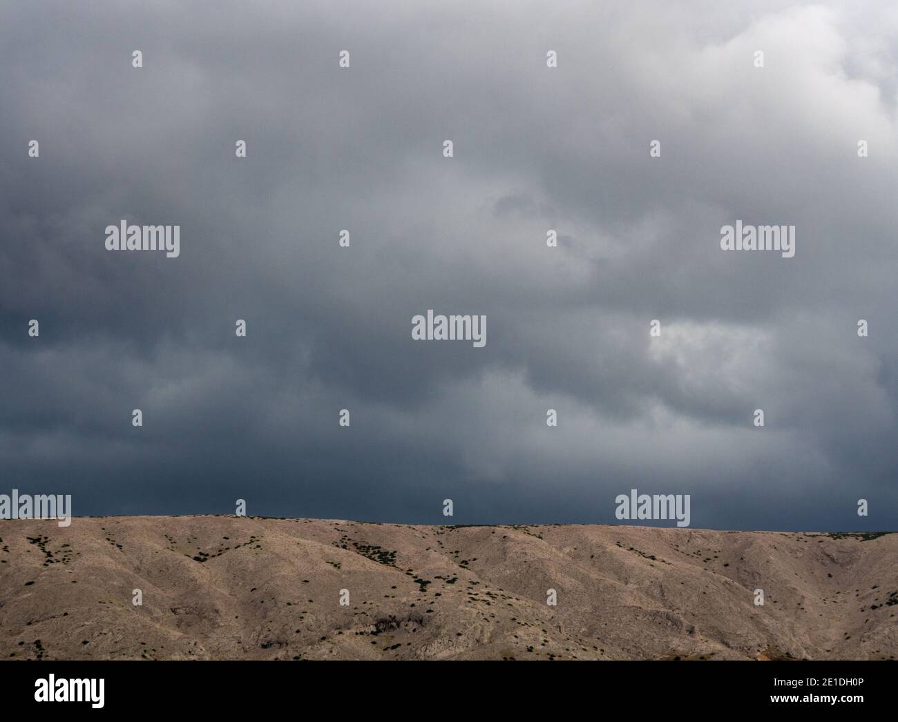 Dunkle Wolken über den Felsen der Insel Pag in Kroatien. Lunar Island. Stockfoto