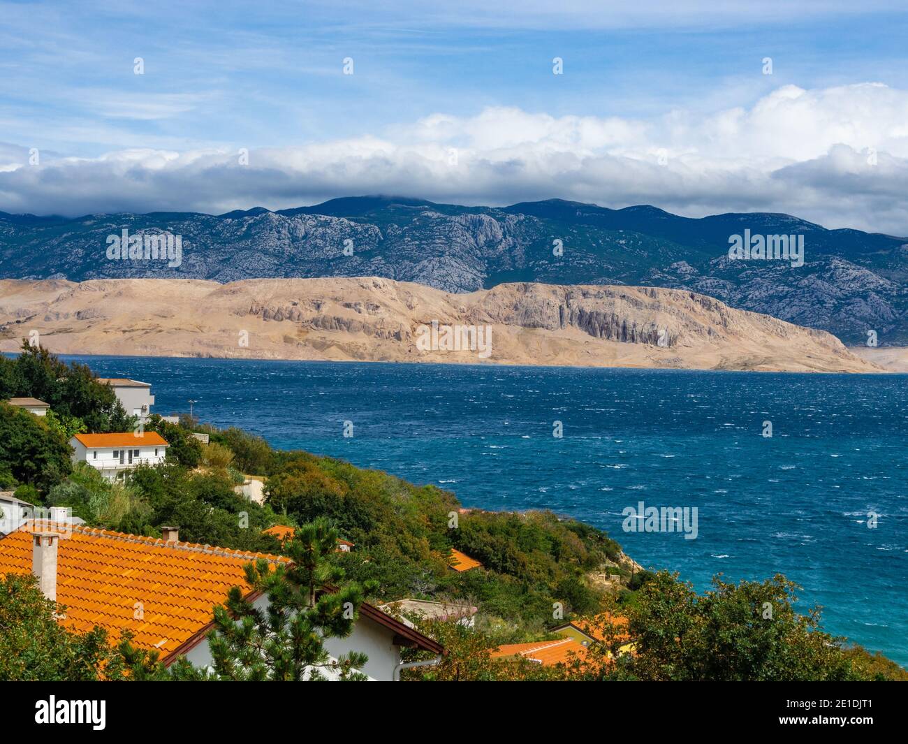 Eine Siedlung am Meer. Es blickt auf eine Siedlung an der Adria auf der Insel Pag in Kroatien. Stockfoto