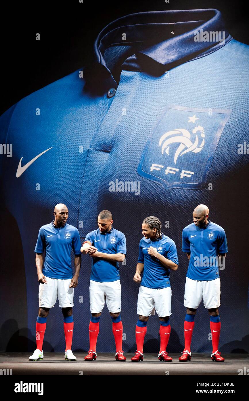 Die französischen Fußballnationalspieler (L-R) Alou Diarra, Yann M'Vila,  Florent Malouda und Abou Diaby posieren in Paris bei der Präsentation des  neuen offiziellen Trikots Frankreichs am 17. Januar 2011 in Paris. Foto von
