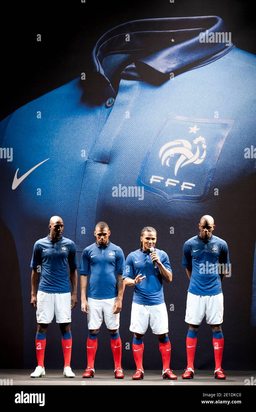 Die französischen Fußballnationalspieler (L-R) Alou Diarra, Yann M'Vila, Florent Malouda und Abou Diaby posieren in Paris bei der Präsentation des neuen offiziellen Trikots Frankreichs am 17. Januar 2011 in Paris. Foto von Nike/FFF/ABACAPRESS.COM Stockfoto