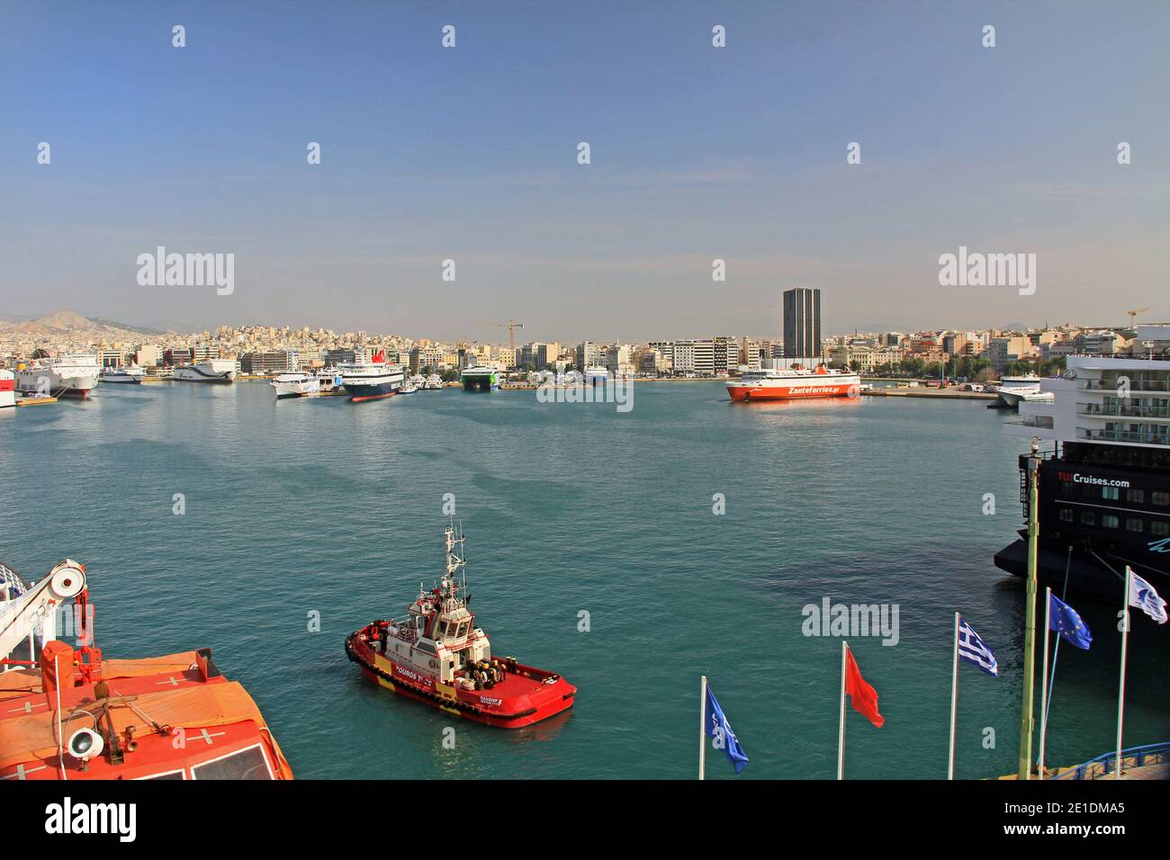 Hafen mit Fähren, Kreuzfahrtschiffen und Frachtern in Piräus, Athen, Griechenland Stockfoto