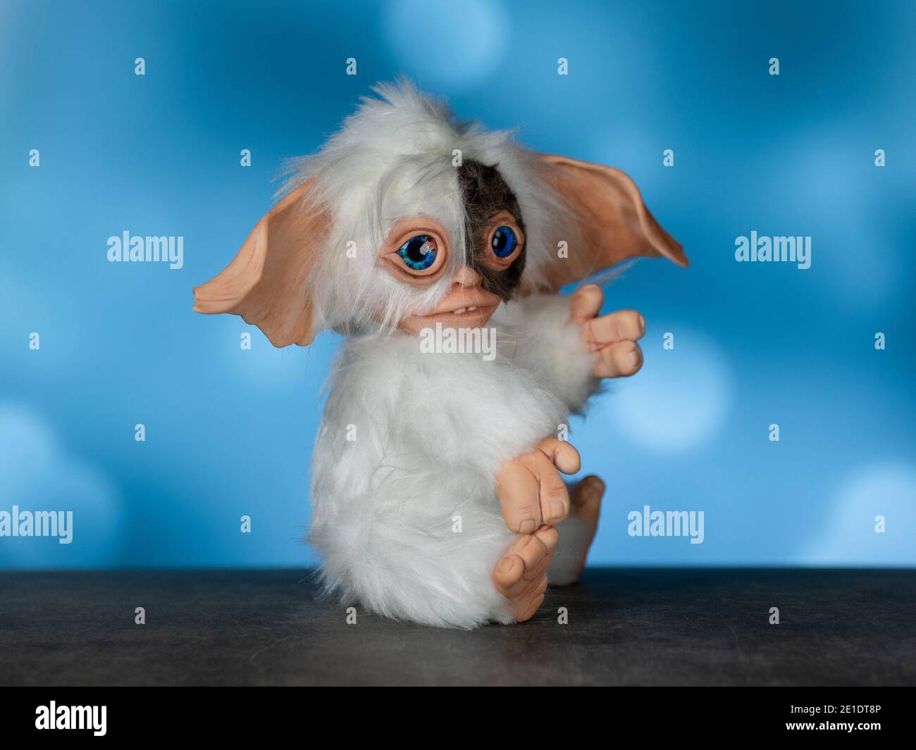 Spielzeug Gremlin Gizmo, handgefertigt in einer Mischtechnik aus Kunstfell und Fimo Stockfoto