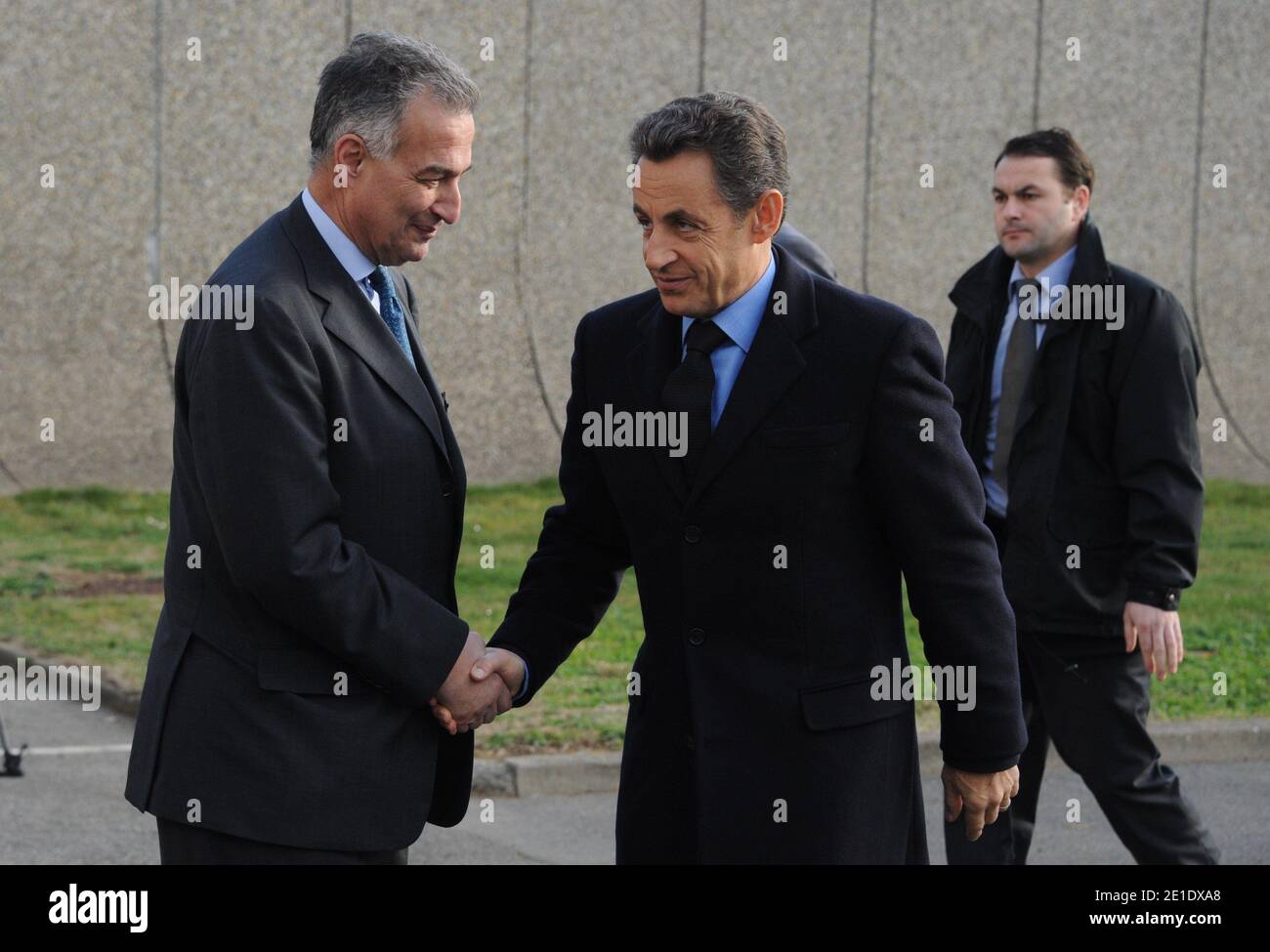 Der französische Präsident Nicolas Sarkozy wurde am 25. Januar 2011 von Jacques Hardelay, dem CEO von Saint Nazaire und dem CEO von Kang-Sik Rhee, STX France, empfangen, als er die Saint-Nazaire STX Werft (Chantiers de l'Atlantique) in Saint-Nazaire, Frankreich besucht. Foto von Mousse/ABACAPRESS.COM Stockfoto