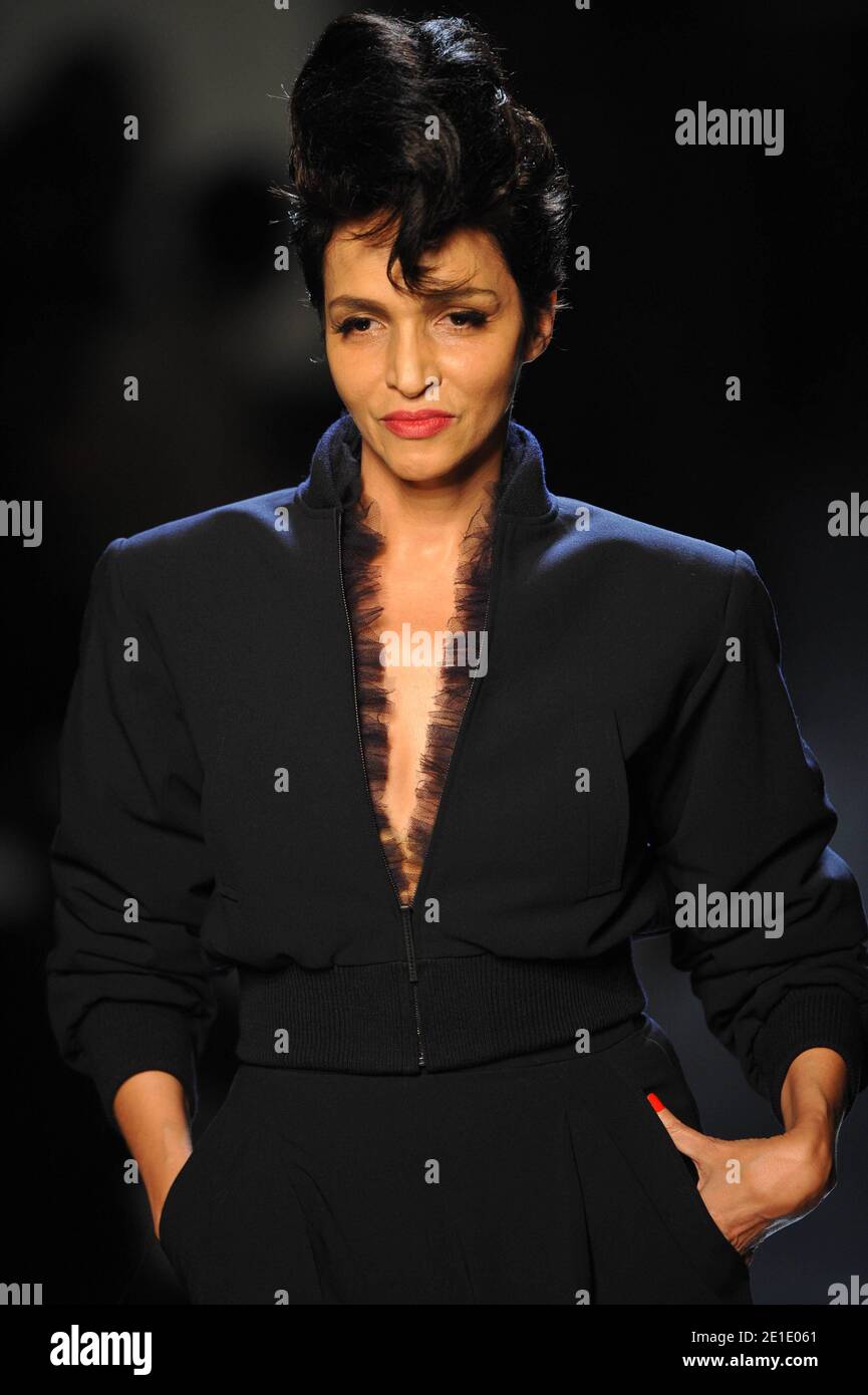 Farida Khelfa zeigt eine Kreation des französischen Designers Jean-Paul Gaultier für seine Frühjahr-Sommer 2011 Haute-Couture Kollektion Show in Paris, Frankreich am 26. Januar 2011. Foto von Thierry orban/ABACAPRESS.COM Stockfoto