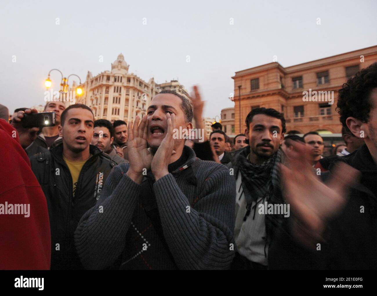 Ägyptische Demonstranten stoßen am 26. Januar 2011 im Zentrum von Kairo, Ägypten, bei einem Protest gegen den Sturz von Präsident Hosni Mubarak und die Forderung nach Reformen zusammen. Die Demonstranten, die Parolen gegen die Regierung skandierten, versammelten sich in einem Protest, der von dem Aufstand in Tunesien inspiriert war, der zum Sturz von Zine El Abidine Ben Ali führte. Foto von Victoria Hazou/ABACAPRESS.COM Stockfoto