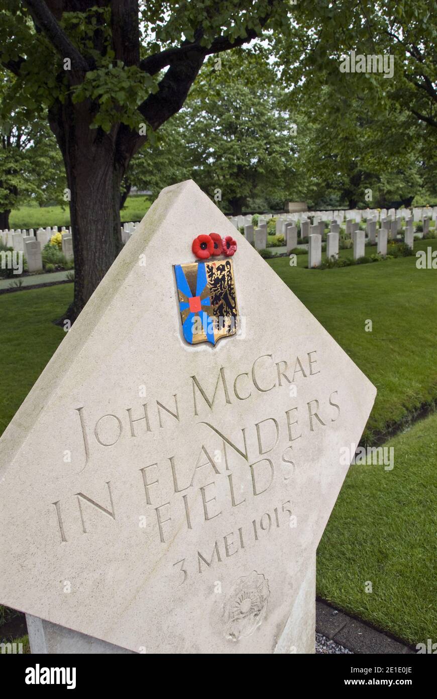 Ein Marker auf dem British Military Cemetery der Essex Farm erinnert an den Ort, an dem der kanadische Arzt John McCrae das berühmte Gedicht des Ersten Weltkriegs "in Flanders Fields" schrieb. Stockfoto