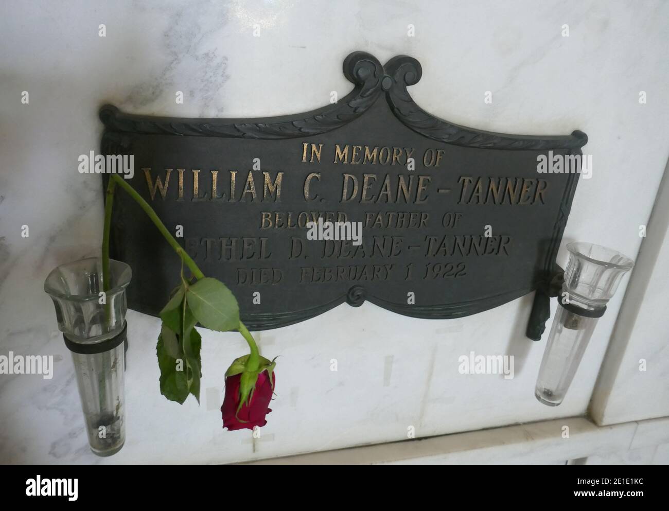 Los Angeles, Kalifornien, USA 29. Dezember 2020 EIN allgemeiner Blick auf die Atmosphäre des Regisseurs William Desmond Taylor alias William Cunningham Deane-Tanners Grab im Cathedral Mausoleum auf dem Hollywood Forever Cemetery am 29. Dezember 2020 in Los Angeles, Kalifornien, USA. Foto von Barry King/Alamy Stockfoto Stockfoto