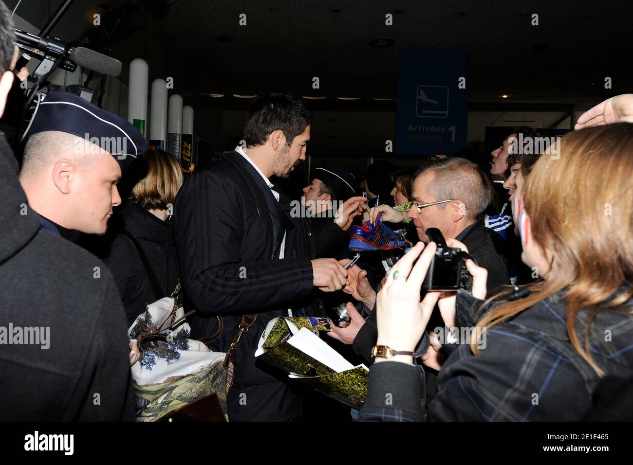 Nikola Karabatic, Handball-Weltmeister 2011, kommt am 31. Januar 2011 aus Schweden am Flughafen Roissy in der Nähe von Paris an, einen Tag nachdem sie das Finale der Handball-Weltmeisterschaft gegen Dänemark gewonnen hatten. Frankreich gewann 37-35 gegen P., um vier Meister zu werden: Olympiasieger 2008, Weltmeister 2009, Europameister 2010 und Weltmeister 2011. Foto von Henri Szwarc/ABACAPRESS.COM Stockfoto