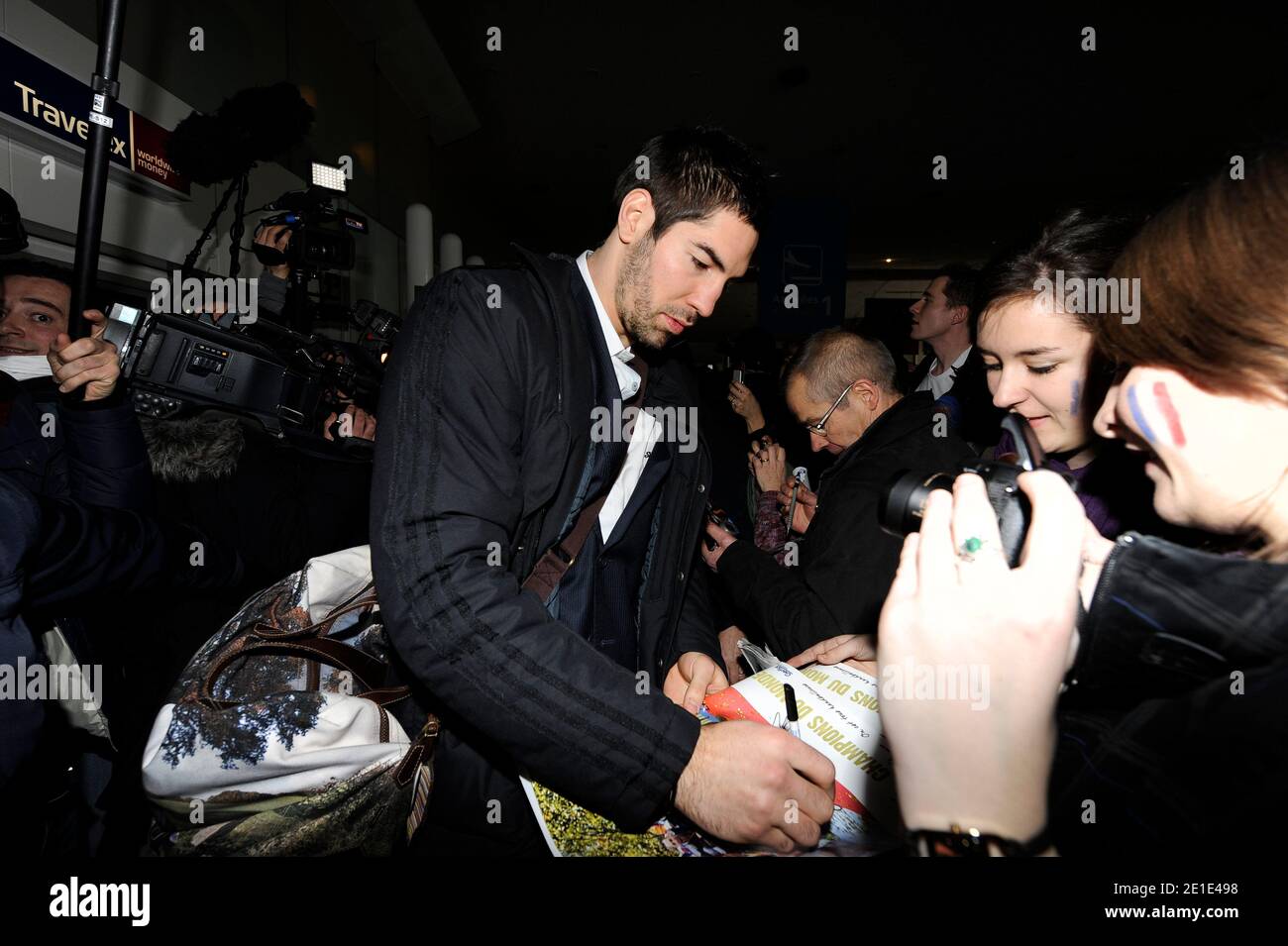 Nikola Karabatic, Handball-Weltmeister 2011, kommt am 31. Januar 2011 aus Schweden am Flughafen Roissy in der Nähe von Paris an, einen Tag nachdem sie das Finale der Handball-Weltmeisterschaft gegen Dänemark gewonnen hatten. Frankreich gewann 37-35 gegen P., um vier Meister zu werden: Olympiasieger 2008, Weltmeister 2009, Europameister 2010 und Weltmeister 2011. Foto von Henri Szwarc/ABACAPRESS.COM Stockfoto