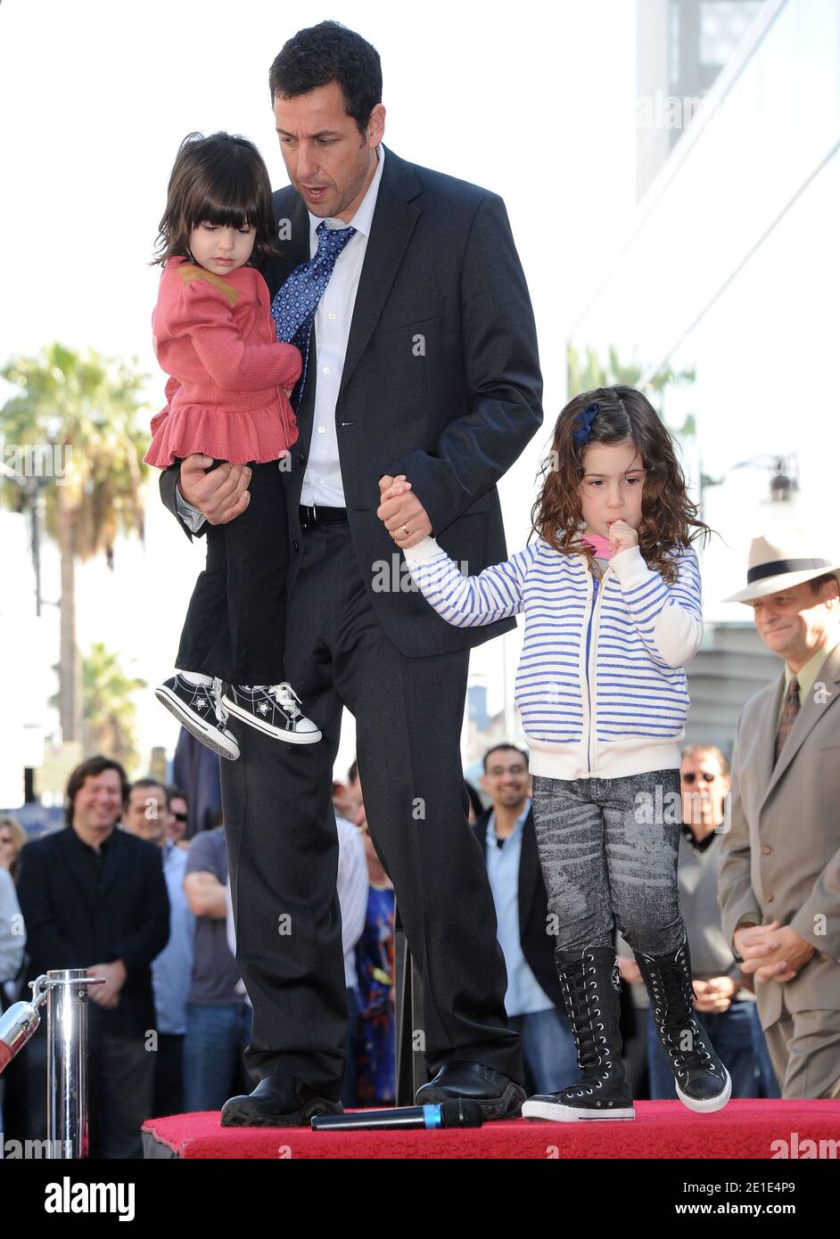 Schauspieler Adam Sandler mit seinen Töchtern Sunny Madeline und Sadie Madison nehmen an der Zeremonie Teil, bei der er am 1. Februar 2011 auf dem Hollywood Walk of Fame in Los Angeles, Kalifornien, mit dem 24,31. Stern geehrt wird. Foto von Lionel Hahn/AbacaUsa.com Stockfoto
