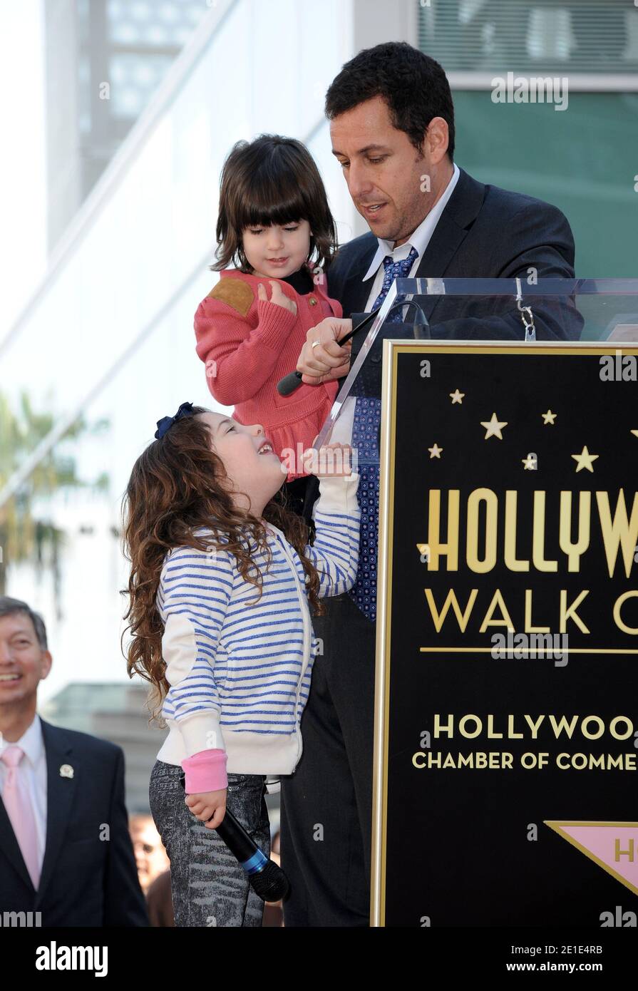 Schauspieler Adam Sandler mit seinen Töchtern Sunny Madeline und Sadie Madison nehmen an der Zeremonie Teil, bei der er am 1. Februar 2011 auf dem Hollywood Walk of Fame in Los Angeles, Kalifornien, mit dem 24,31. Stern geehrt wird. Foto von Lionel Hahn/AbacaUsa.com Stockfoto