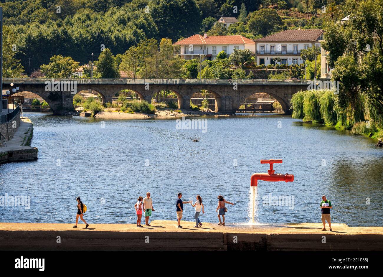 Termas de São Pedro do Sul, Portugal - 5. August 2020: Landschaft des Flusses Vouga an den Termas de São Pedro do Sul, in Portugal. Stockfoto