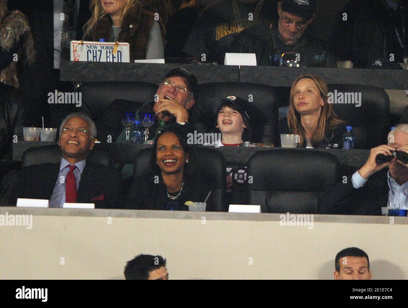Catherine Zeta Jones, Michael Douglas, Ashton Kutcher, Demi Moore, der ehemalige US-Präsident Georges W Bush und seine Frau Laura, Condoleezza Rice, Harrison Ford, Calista Flockhart und Sohn nehmen am 6. Februar 2011 am Super Bowl XLV in Dallas, TX, USA Teil. Fotos von ABACAPRESS.COM Stockfoto