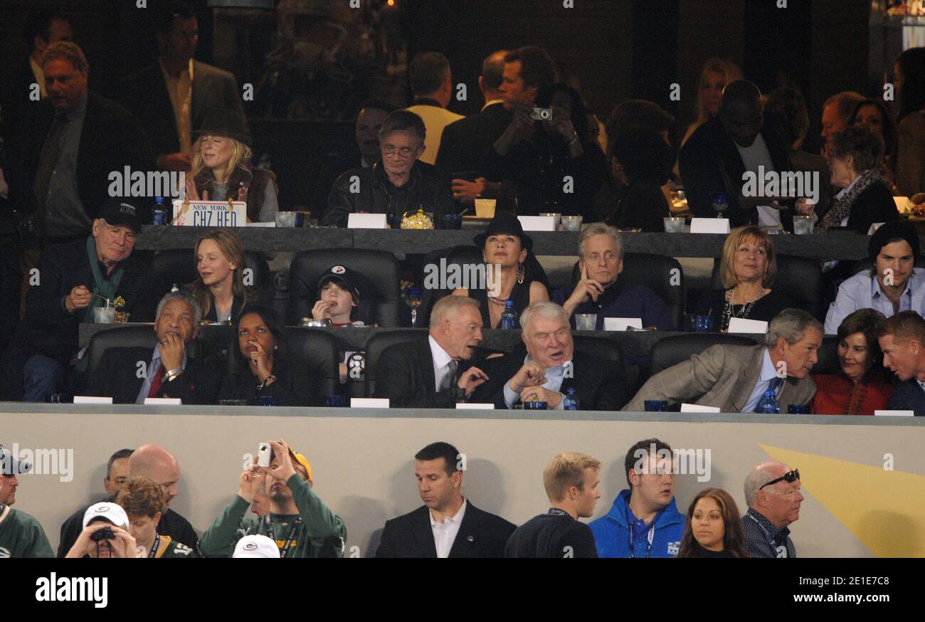 Catherine Zeta Jones, Michael Douglas, Ashton Kutcher, Demi Moore, der ehemalige US-Präsident Georges W Bush und seine Frau Laura, Condoleezza Rice, Harrison Ford, Calista Flockhart und Sohn nehmen am 6. Februar 2011 am Super Bowl XLV in Dallas, TX, USA Teil. Fotos von ABACAPRESS.COM Stockfoto