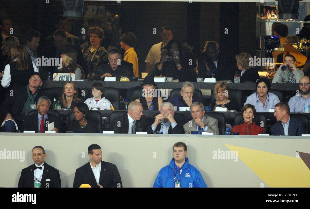 Catherine Zeta Jones, Michael Douglas, Ashton Kutcher, Demi Moore, der ehemalige US-Präsident Georges W Bush und seine Frau Laura, Condoleezza Rice, Harrison Ford, Calista Flockhart und Sohn nehmen am 6. Februar 2011 am Super Bowl XLV in Dallas, TX, USA Teil. Fotos von ABACAPRESS.COM Stockfoto