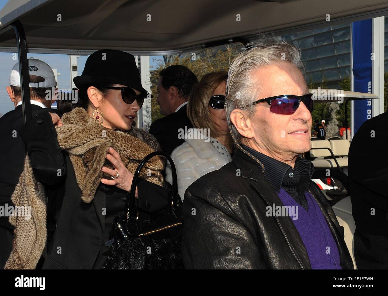 Catherine Zeta Jones und Michael Douglas kommen am 6. Februar 2011 im Stadion von Dallas an, um beim Super Bowl XLV IN Dallas, TX, USA, mitzuwirken. Fotos von ABACAPRESS.COM Stockfoto