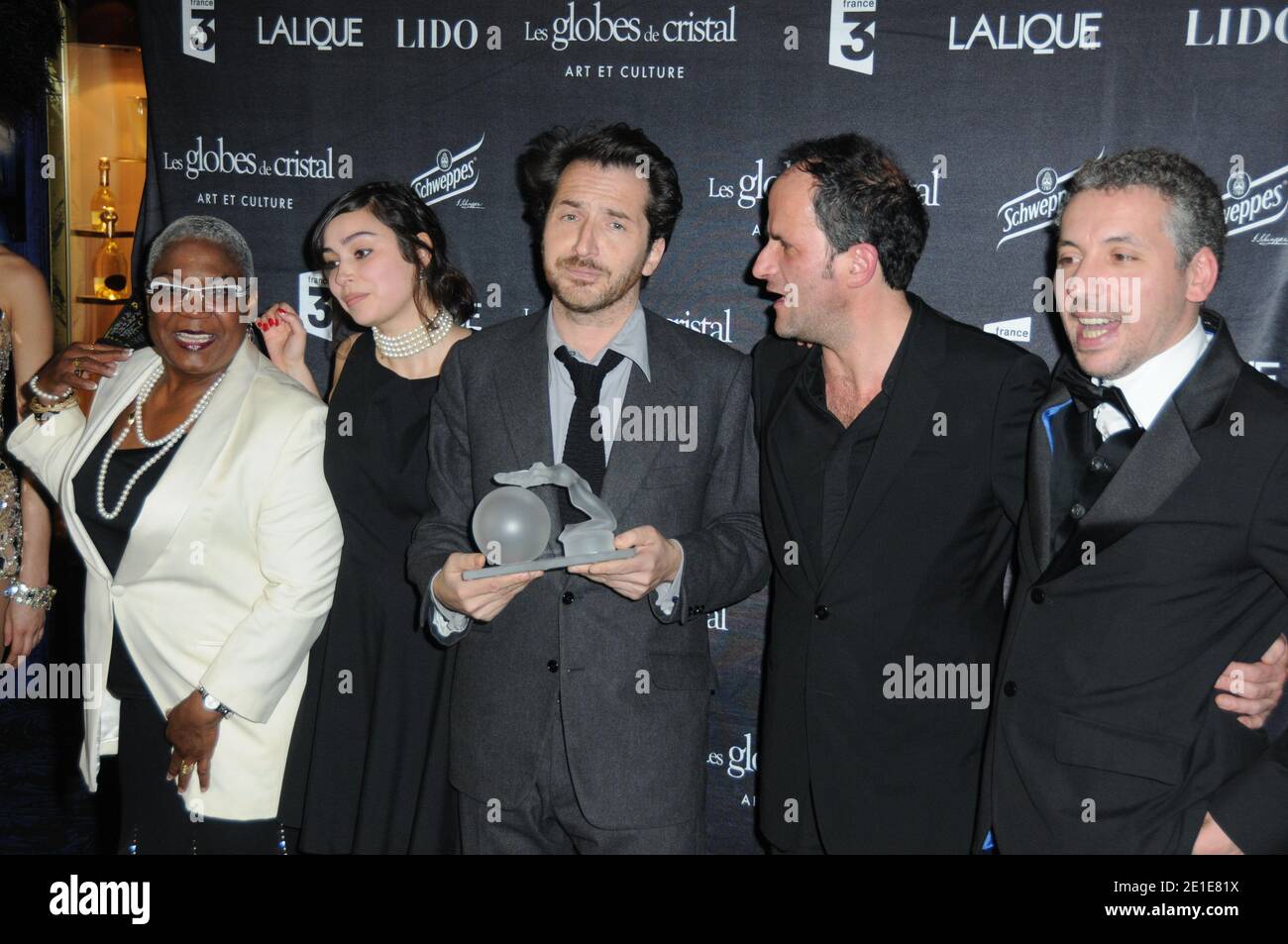 Die Besetzung von Miam Miam (Firmine Richard, Alka Balbir, Edouard Baer, Lionel Abelanski und Atmen Kelif) posieren mit ihrem Best Theatre Play Award während der Globes de Cristal Zeremonie im Le Lido in Paris, Frankreich, am 7. Februar 2011. Foto von Mireille Ampilhac/ABACAPRESS.COM Stockfoto Die Besetzung von Miam Miam (Firmine Richard, Alka Balbir, Edouard Baer, Lionel Abelanski und Atmen Kelif) posieren mit ihrem Best Theatre Play Award während der Globes de Cristal Zeremonie im Le Lido in Paris, Frankreich, am 7. Februar 2011. Foto von Mireille Ampilhac/ABACAPRESS.COM Stockfoto