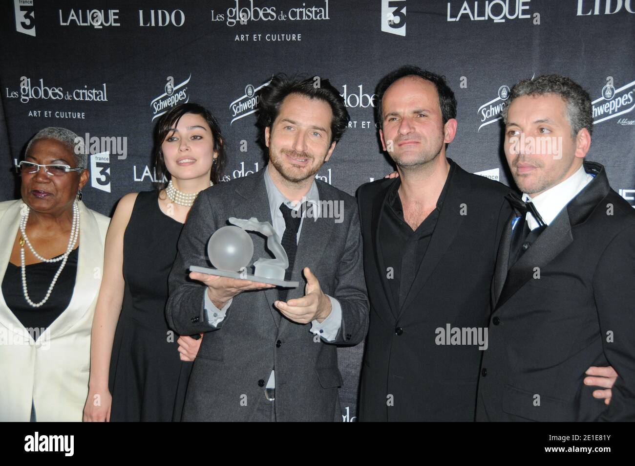 Die Besetzung von Miam Miam (Firmine Richard, Alka Balbir, Edouard Baer, Lionel Abelanski und Atmen Kelif) posieren mit ihrem Best Theatre Play Award während der Globes de Cristal Zeremonie im Le Lido in Paris, Frankreich, am 7. Februar 2011. Foto von Mireille Ampilhac/ABACAPRESS.COM Stockfoto Die Besetzung von Miam Miam (Firmine Richard, Alka Balbir, Edouard Baer, Lionel Abelanski und Atmen Kelif) posieren mit ihrem Best Theatre Play Award während der Globes de Cristal Zeremonie im Le Lido in Paris, Frankreich, am 7. Februar 2011. Foto von Mireille Ampilhac/ABACAPRESS.COM Stockfoto