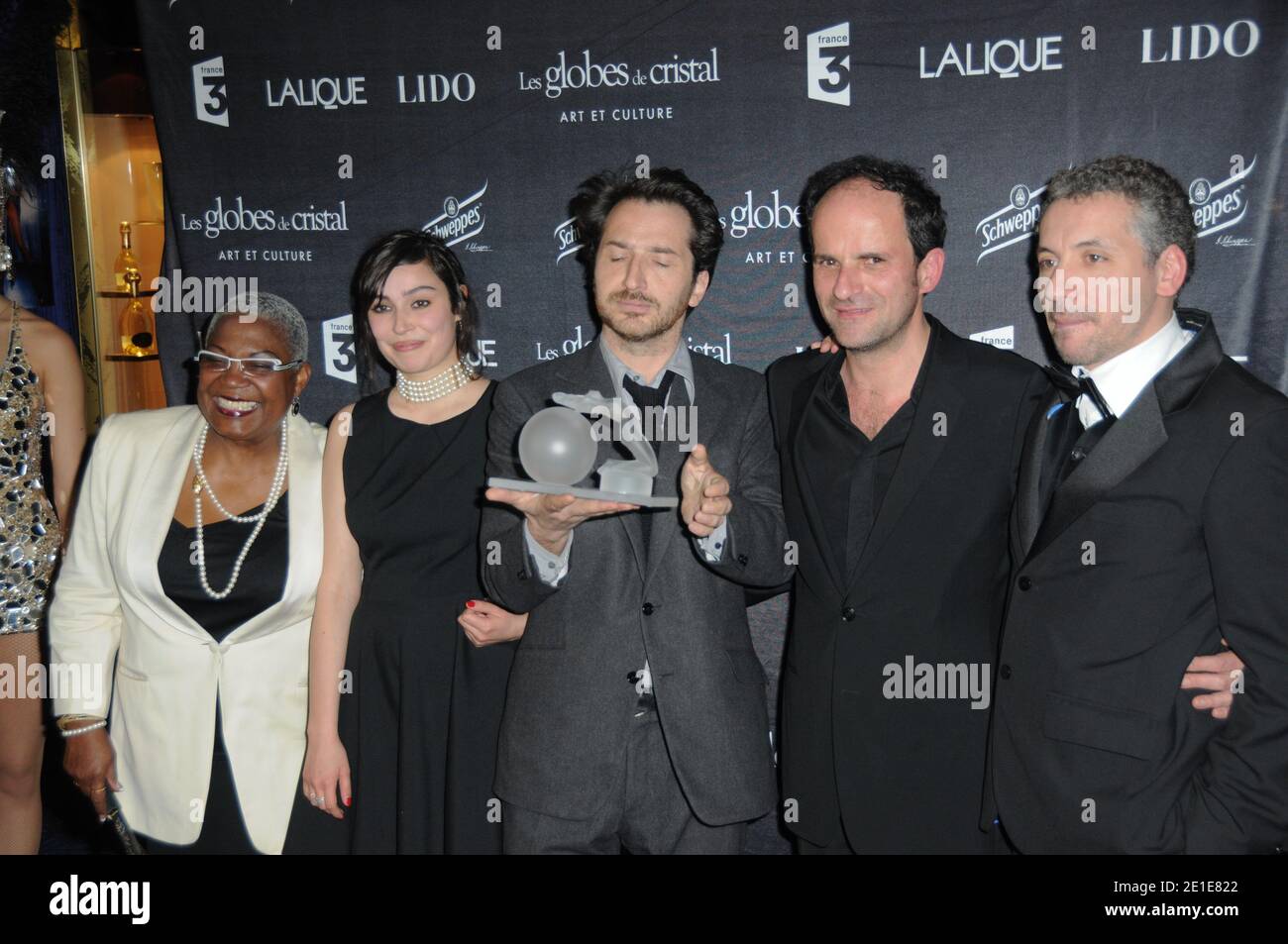 Die Besetzung von Miam Miam (Firmine Richard, Alka Balbir, Edouard Baer, Lionel Abelanski und Atmen Kelif) posieren mit ihrem Best Theatre Play Award während der Globes de Cristal Zeremonie im Le Lido in Paris, Frankreich, am 7. Februar 2011. Foto von Mireille Ampilhac/ABACAPRESS.COM Stockfoto Die Besetzung von Miam Miam (Firmine Richard, Alka Balbir, Edouard Baer, Lionel Abelanski und Atmen Kelif) posieren mit ihrem Best Theatre Play Award während der Globes de Cristal Zeremonie im Le Lido in Paris, Frankreich, am 7. Februar 2011. Foto von Mireille Ampilhac/ABACAPRESS.COM Stockfoto