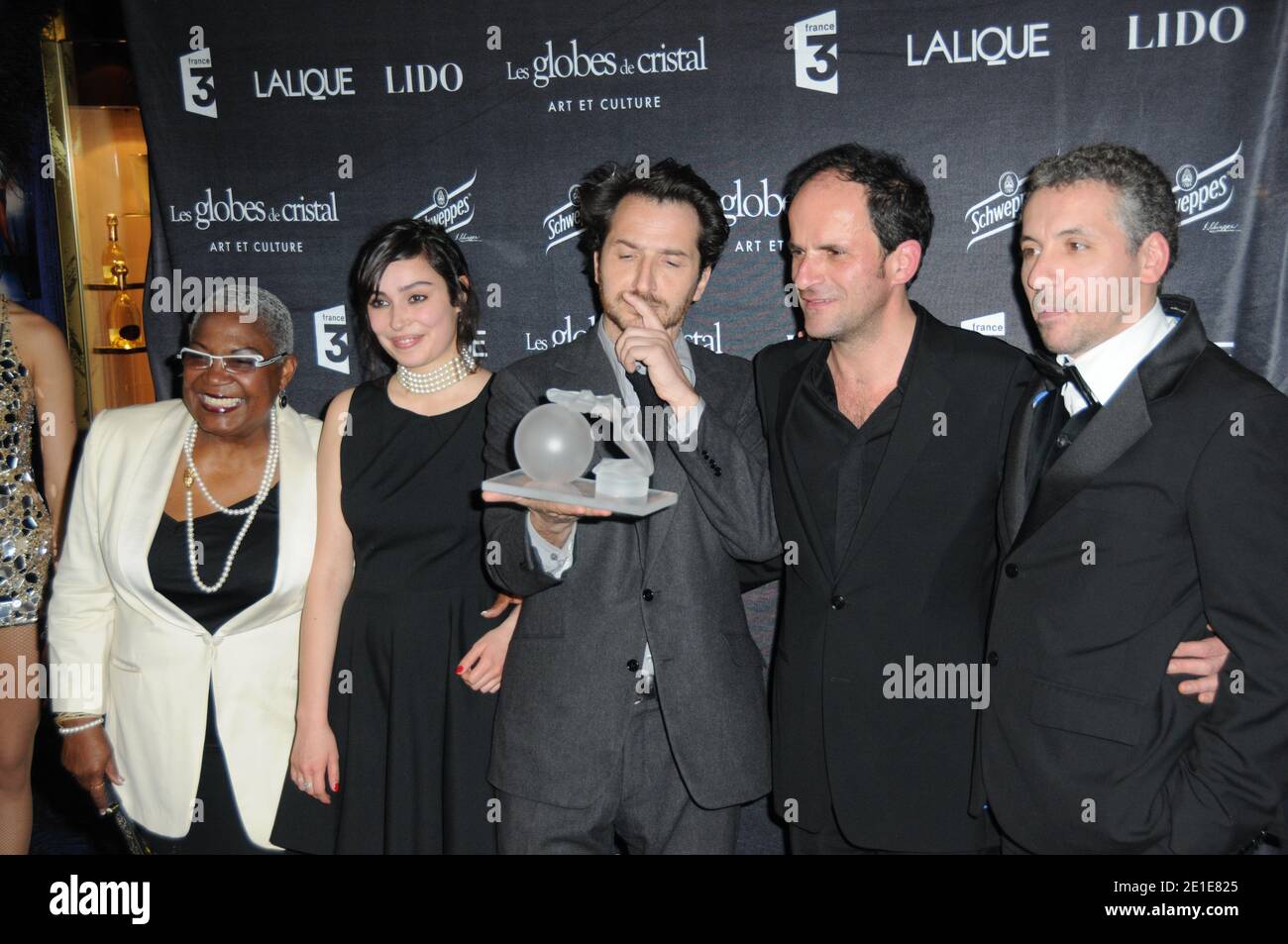 Die Besetzung von Miam Miam (Firmine Richard, Alka Balbir, Edouard Baer, Lionel Abelanski und Atmen Kelif) posieren mit ihrem Best Theatre Play Award während der Globes de Cristal Zeremonie im Le Lido in Paris, Frankreich, am 7. Februar 2011. Foto von Mireille Ampilhac/ABACAPRESS.COM Stockfoto Die Besetzung von Miam Miam (Firmine Richard, Alka Balbir, Edouard Baer, Lionel Abelanski und Atmen Kelif) posieren mit ihrem Best Theatre Play Award während der Globes de Cristal Zeremonie im Le Lido in Paris, Frankreich, am 7. Februar 2011. Foto von Mireille Ampilhac/ABACAPRESS.COM Stockfoto