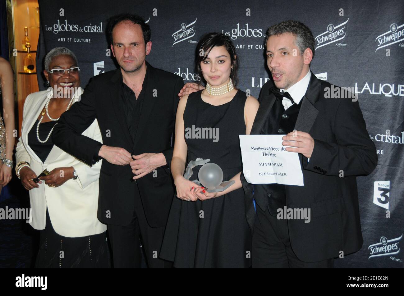 Die Besetzung von Miam Miam (Firmine Richard, Lionel Abelanski, Alka Balbir und Atmen Kelif) posieren mit ihrem Best Theatre Play Award während der Globes de Cristal Zeremonie im Le Lido in Paris, Frankreich, am 7. Februar 2011. Foto von Mireille Ampilhac/ABACAPRESS.COM Stockfoto Die Besetzung von Miam Miam (Firmine Richard, Lionel Abelanski, Alka Balbir und Atmen Kelif) posieren mit ihrem Best Theatre Play Award während der Globes de Cristal Zeremonie im Le Lido in Paris, Frankreich, am 7. Februar 2011. Foto von Mireille Ampilhac/ABACAPRESS.COM Stockfoto