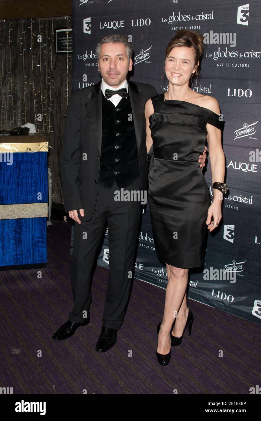 Atmen Kelif und Caroline Proust posieren bei der Globes de Cristal Zeremonie im Le Lido in Paris, Frankreich, am 7. Februar 2011. Foto von Nicolas Genin/ABACAPRESS.COM Stockfoto Atmen Kelif und Caroline Proust posieren bei der Globes de Cristal Zeremonie im Le Lido in Paris, Frankreich, am 7. Februar 2011. Foto von Nicolas Genin/ABACAPRESS.COM Stockfoto