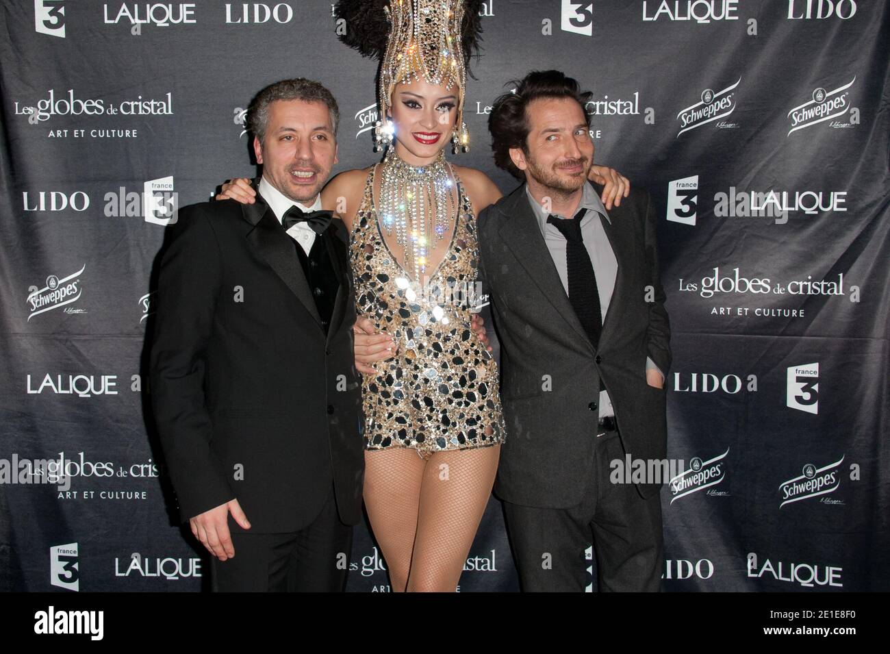 Atmen Kelif (L) und Edouard Baer posieren bei der Globes de Cristal Zeremonie, die am 7. Februar 2011 im Le Lido in Paris, Frankreich, stattfindet. Foto von Nicolas Genin/ABACAPRESS.COM Stockfoto Atmen Kelif (L) und Edouard Baer posieren bei der Globes de Cristal Zeremonie, die am 7. Februar 2011 im Le Lido in Paris, Frankreich, stattfindet. Foto von Nicolas Genin/ABACAPRESS.COM Stockfoto