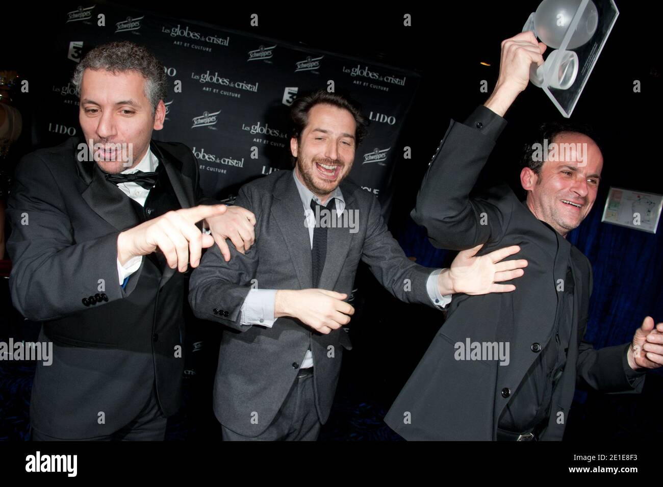 (L-R) Atmen Kelif, Edouard Baer und Lionel Abelanski posieren mit ihrem Preis bei der Globes de Cristal Zeremonie im Le Lido in Paris, Frankreich, am 7. Februar 2011. Foto von Nicolas Genin/ABACAPRESS.COM Stockfoto (L-R) Atmen Kelif, Edouard Baer und Lionel Abelanski posieren mit ihrem Preis bei der Globes de Cristal Zeremonie im Le Lido in Paris, Frankreich, am 7. Februar 2011. Foto von Nicolas Genin/ABACAPRESS.COM Stockfoto