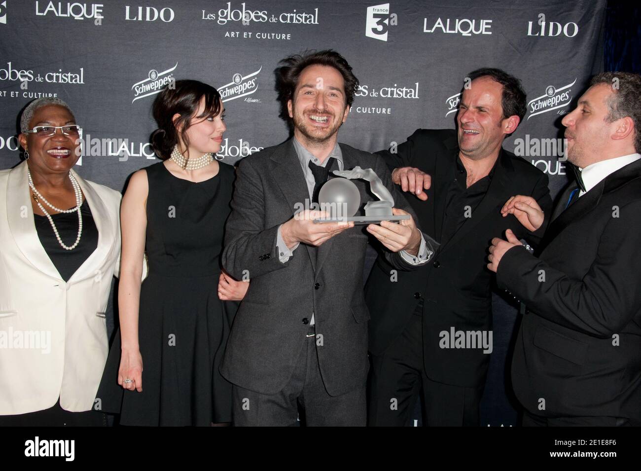 (L-R) Firmine Richard, Diane Bonnot, Edouard Baer, Lionel Abelanski und Atmen Kelif posieren mit ihrem Preis bei der Globes de Cristal Zeremonie im Le Lido in Paris, Frankreich, am 7. Februar 2011. Foto von Nicolas Genin/ABACAPRESS.COM Stockfoto (L-R) Firmine Richard, Diane Bonnot, Edouard Baer, Lionel Abelanski und Atmen Kelif posieren mit ihrem Preis bei der Globes de Cristal Zeremonie im Le Lido in Paris, Frankreich, am 7. Februar 2011. Foto von Nicolas Genin/ABACAPRESS.COM Stockfoto
