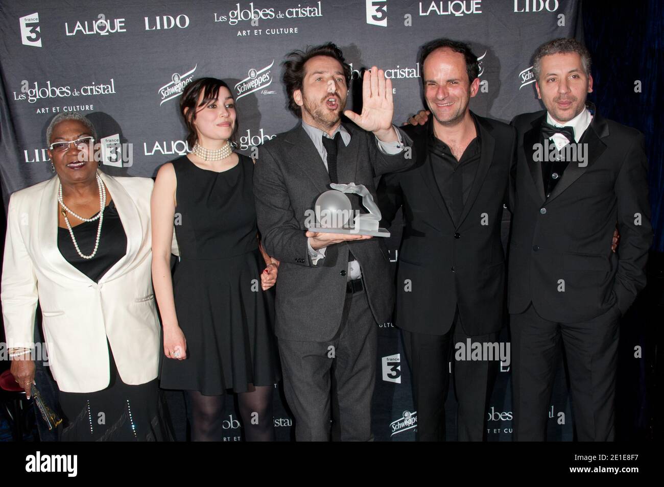 (L-R) Firmine Richard, Diane Bonnot, Edouard Baer, Lionel Abelanski und Atmen Kelif posieren mit ihrem Preis bei der Globes de Cristal Zeremonie im Le Lido in Paris, Frankreich, am 7. Februar 2011. Foto von Nicolas Genin/ABACAPRESS.COM Stockfoto