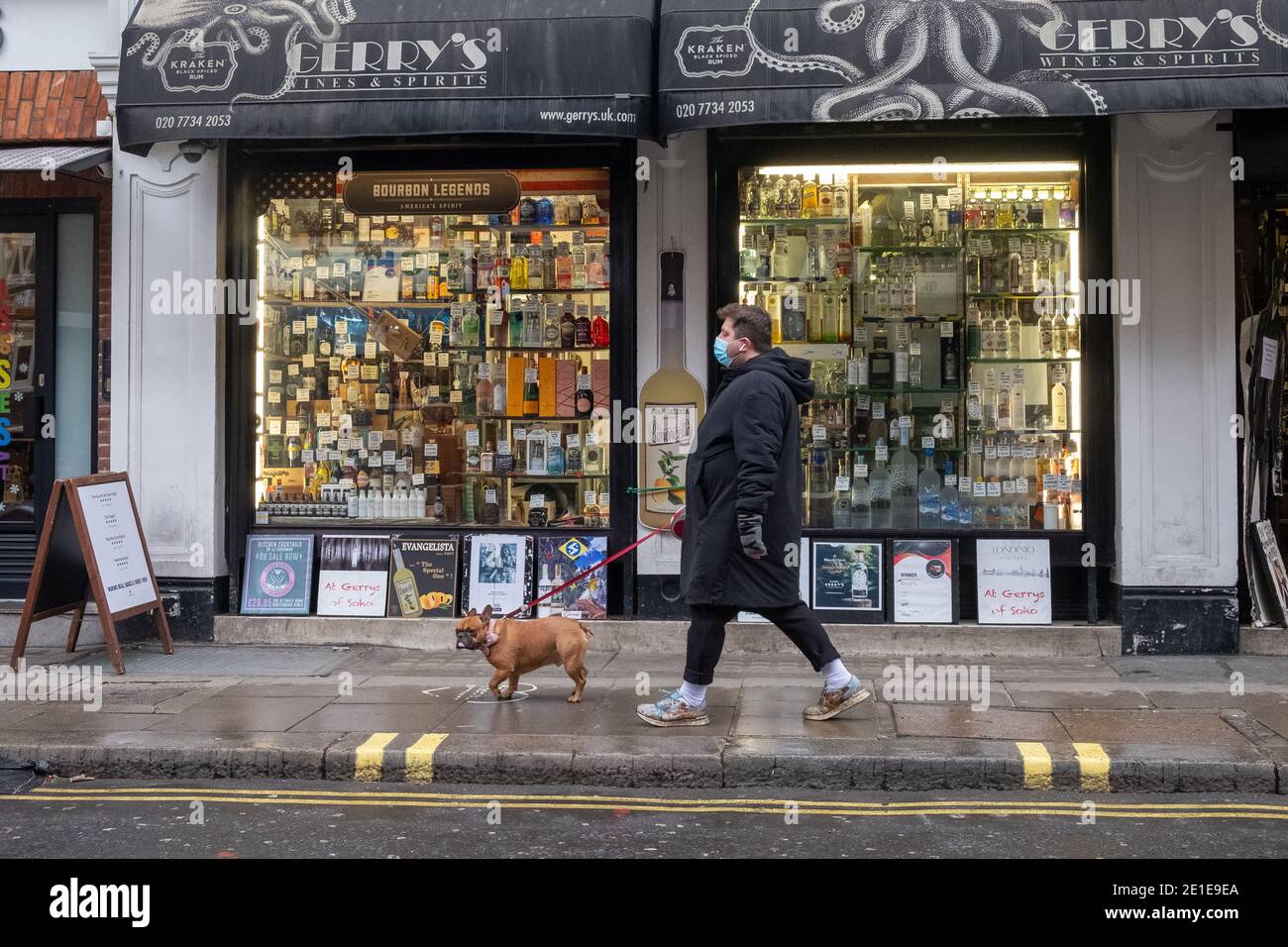 05. Januar 2021. London, Großbritannien. Ein Mann geht mit einem Hund in einer leeren Old Compton Street in Soho, nachdem Premierminister Boris Johnson am Montag, den 4. Januar 2021 angekündigt hatte, dass England bis mindestens 22. Februar 2021 in die dritte nationale Sperre übergeht, Mit Haushalten bestellt zu Hause zu bleiben und nur aus dem spezifischen Grund nach draußen gehen. Foto von Ray Tang Stockfoto