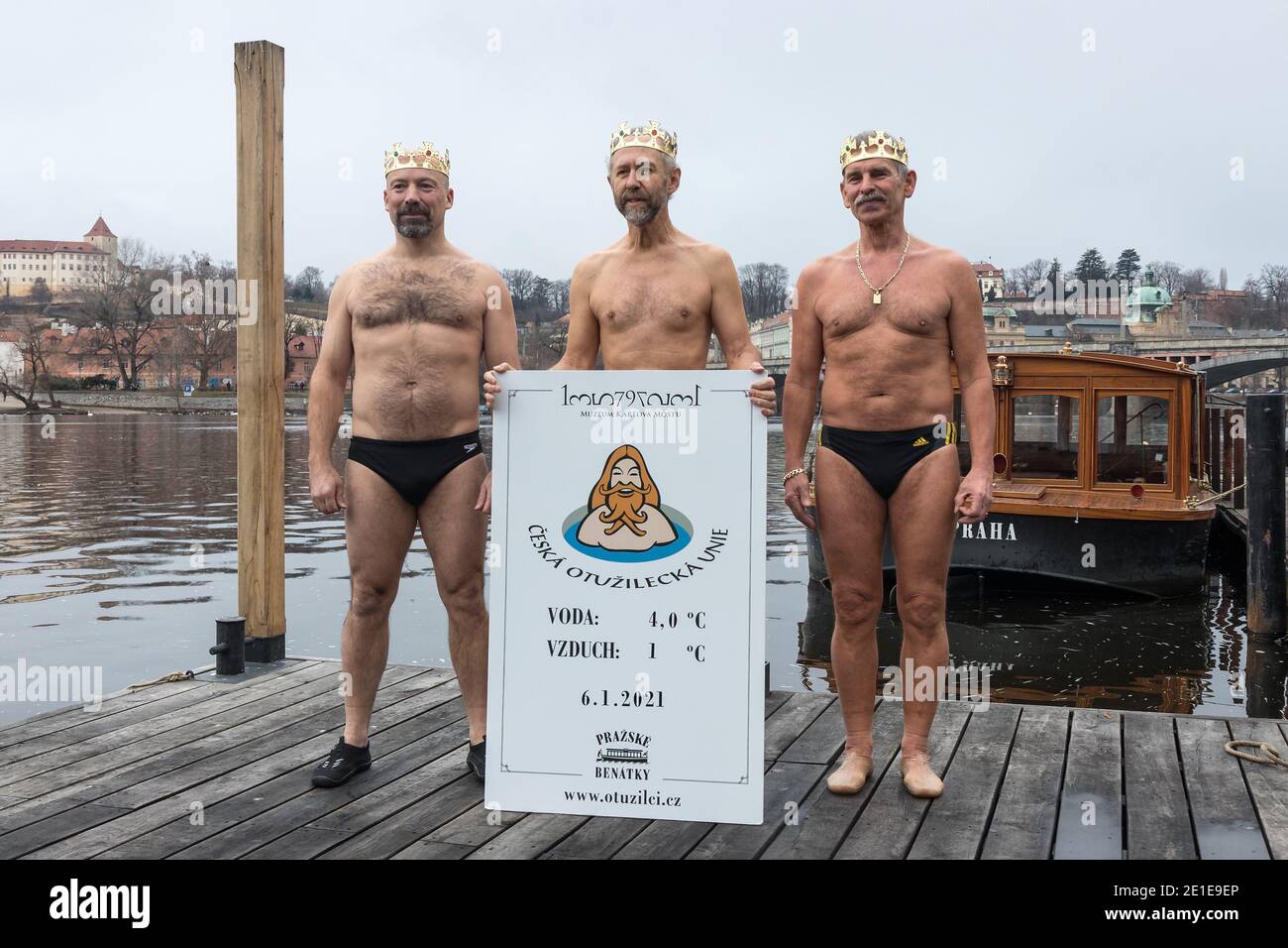 PRAG - 6. Januar: Drei Hardy Schwimmer Posen als 3 Könige am 6. Januar 2021 in Prag Venedig Dock, Prag, Tschechische Republik. Traditionelle Mittagszeit Schwimmen in Stockfoto