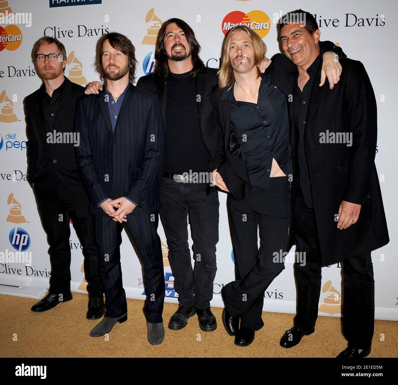 Dave Grohl und Foo Fighters kommen zur Pre-GRAMMY Gala 2011 und werden am 12. Februar 2011 im Beverly Hilton Hotel in Los Angeles, CA, USA, zu Ehren von David Geffen begrüßt. Foto von Lionel Hahn/ABACAPRESS.COM Stockfoto