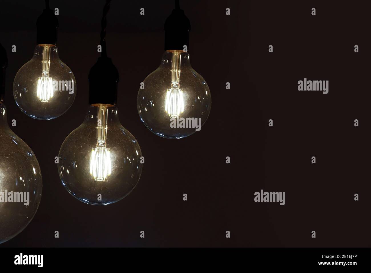 Verschiedene alte alte alte elektrische Lampen vor dunklem Hintergrund - Ideen Konzept Stockfoto