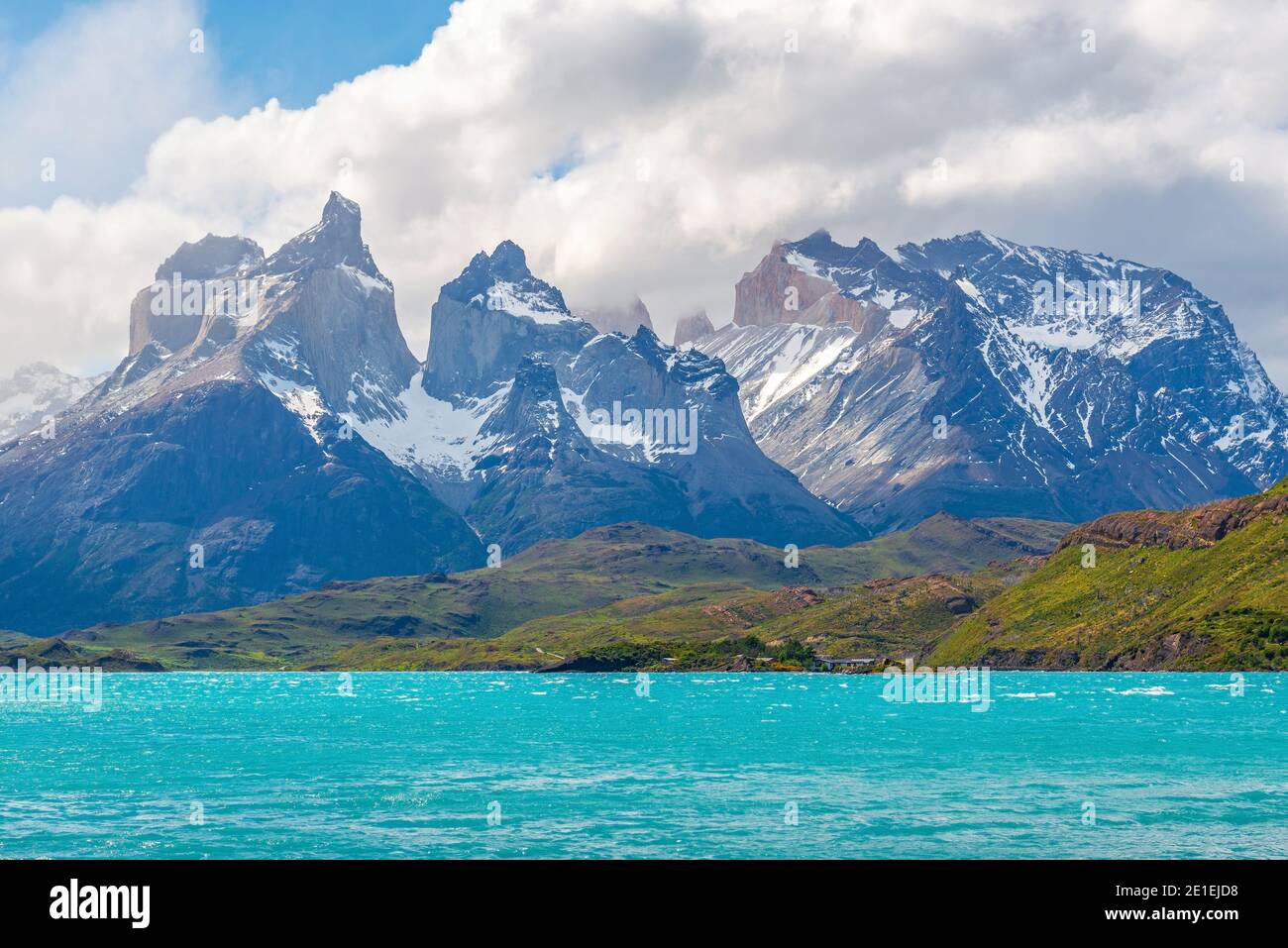 Türkisfarbene Farben von Pehoe Lake und Cuernos del Paine Gipfeln, Torres del Paine Nationalpark, Patagonien, Chile. Stockfoto