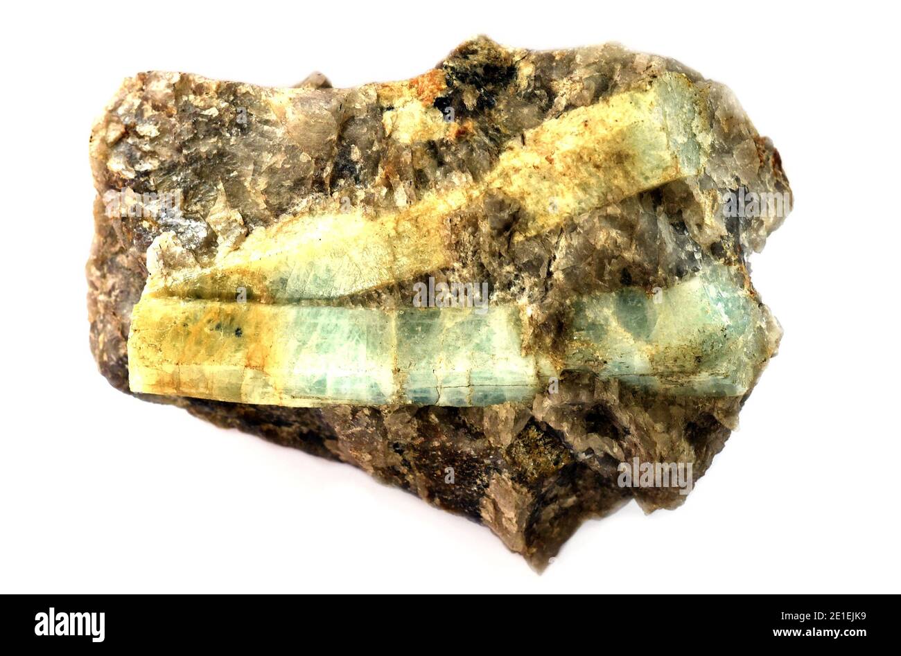 Berylmineral vom Typ Aquamarin auf weißem Hintergrund. Gefunden in Russland. Stockfoto