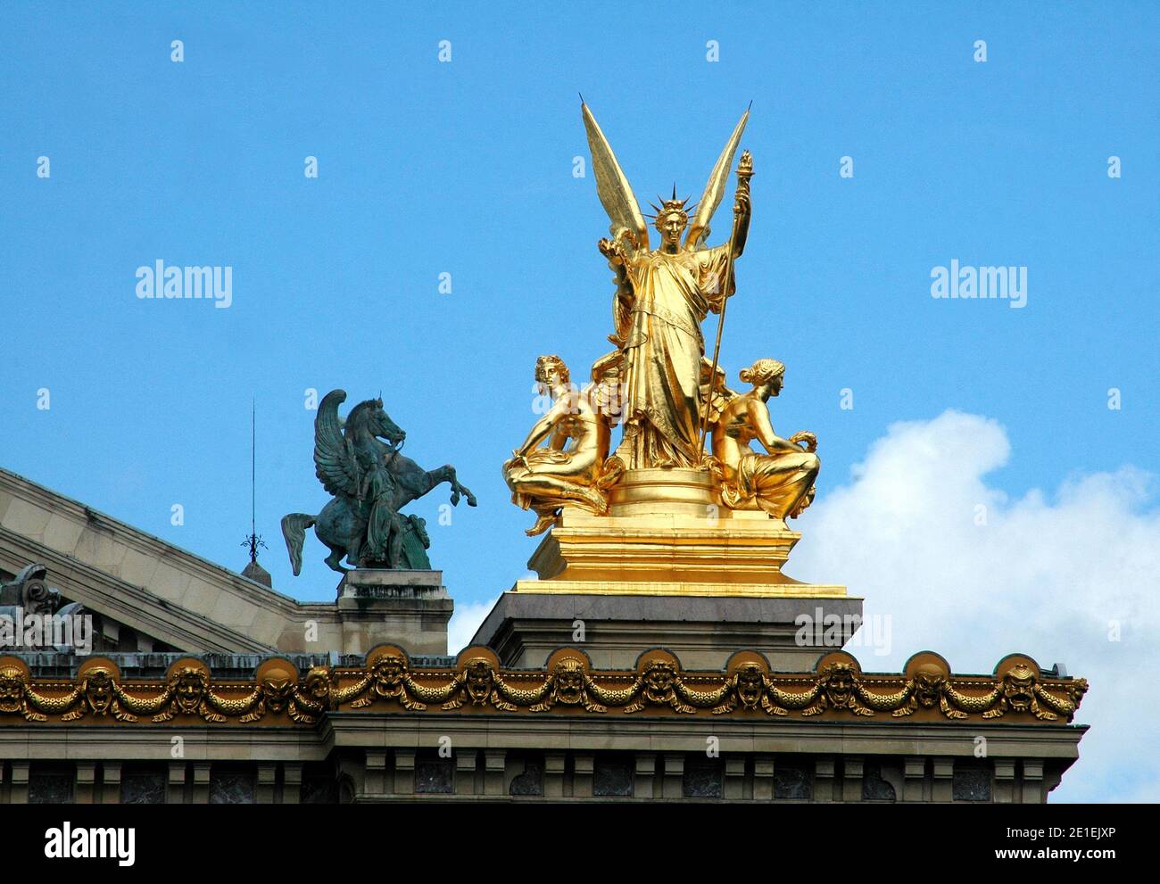 Die Opera Garnier, auch als Palais Garnier oder "Opera de Paris" bekannt, ist ein Opernhaus mit 2,200 Sitzplätzen auf dem Place de l'Opera in Paris, Frankreich, das von 1875 bis 1989 das Haupthaus der Pariser Oper war, entworfen vom Architekten Charles Garnier im neobarocken Stil. Das Palais Garnier wurde als Teil des großen Pariser Wiederaufbaus des Zweiten Kaiserreichs entworfen, der von Kaiser Napoleon III. Initiiert wurde, der den Baron Haussmann zur Überwachung des Wiederaufbaus wählte. Das Projekt wurde auf den offenen Wettbewerb im Jahr 1861, und wurde von dem Architekten Charles Garnier gewonnen und der Bau wurde in 1 begonnen Stockfoto