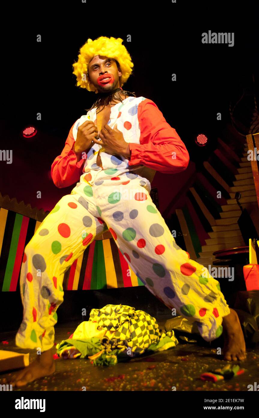 Der burleske Künstler Brian Scott Bagley tritt bei der 11. Paname Burlesque Revue auf, die am 18. Februar 2011 im Le Balajo in Paris, Frankreich, stattfand. Foto von Mireille Ampilhac/ABACAPRESS.COM Stockfoto