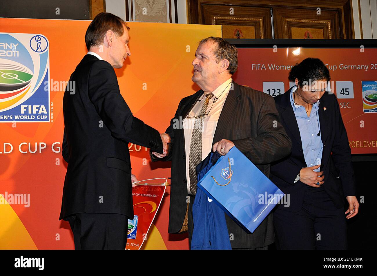 Der deutsche Botschafter in Frankreich Reinhard Schaefers (L) und Fernand Duchaussoy, Präsident des französischen Fußballverbands, geben sich bei einem Empfang zur Förderung der FIFA Frauen-Weltmeisterschaft Deutschland 2011 am 21. Februar 2011 im Hotel Radisson Blu Ambassador in Paris, Frankreich, die Hände. Die FIFA und das lokale Organisationskomitee hielten in Paris im Rahmen ihrer Welcome Tour zu den anderen 15 Ländern, die im nächsten Sommer an der FIFA Frauen-Weltmeisterschaft 2011 teilnehmen. Foto von Thierry Plessis/ABACAPRESS.COM Stockfoto