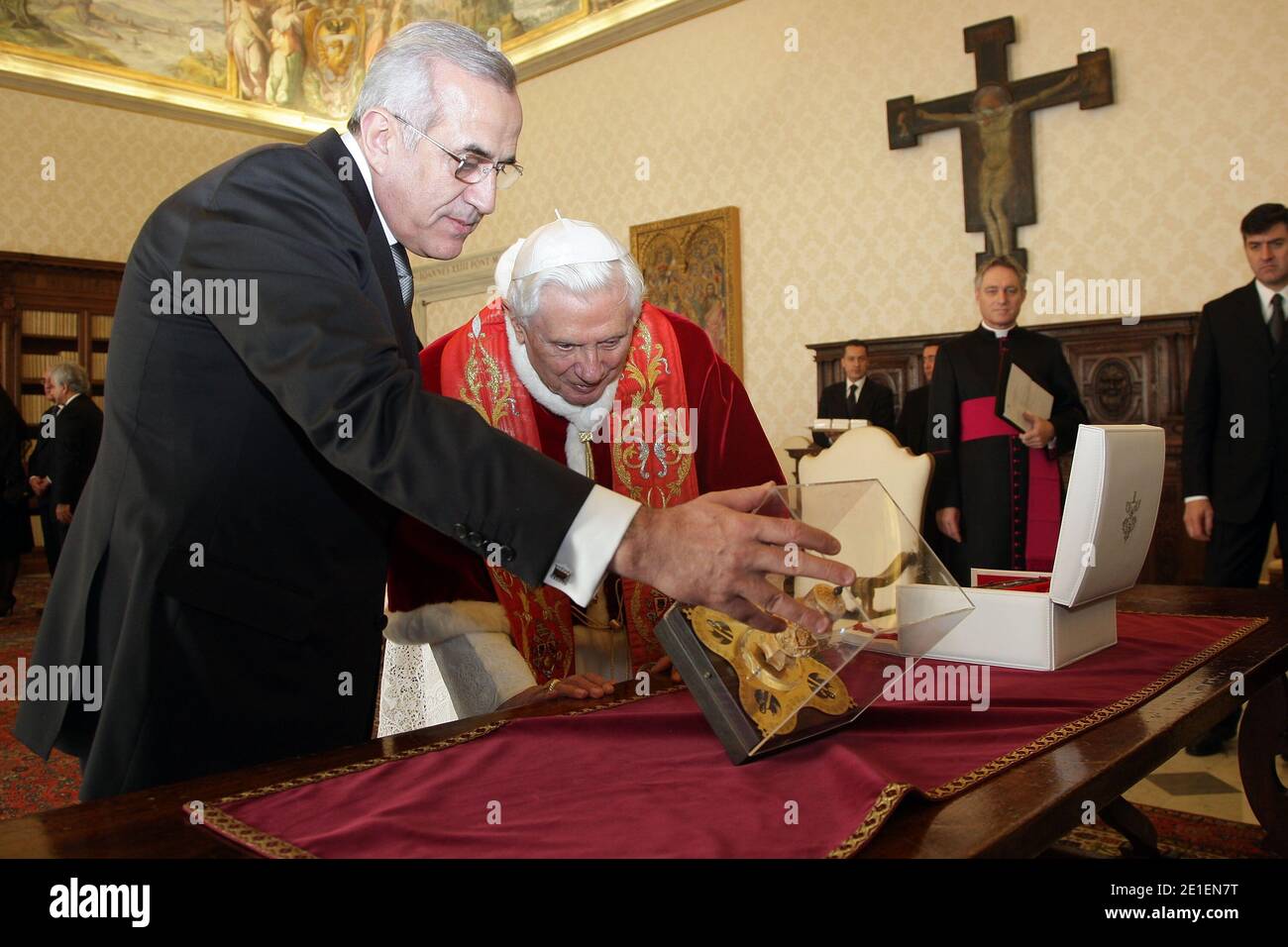 Papst Benedikt XVI. Traf am 24. Februar 2011 im Vatikan den libanesischen Präsidenten Michel Suleiman. FOTO von ABACAPRESS.COM Stockfoto