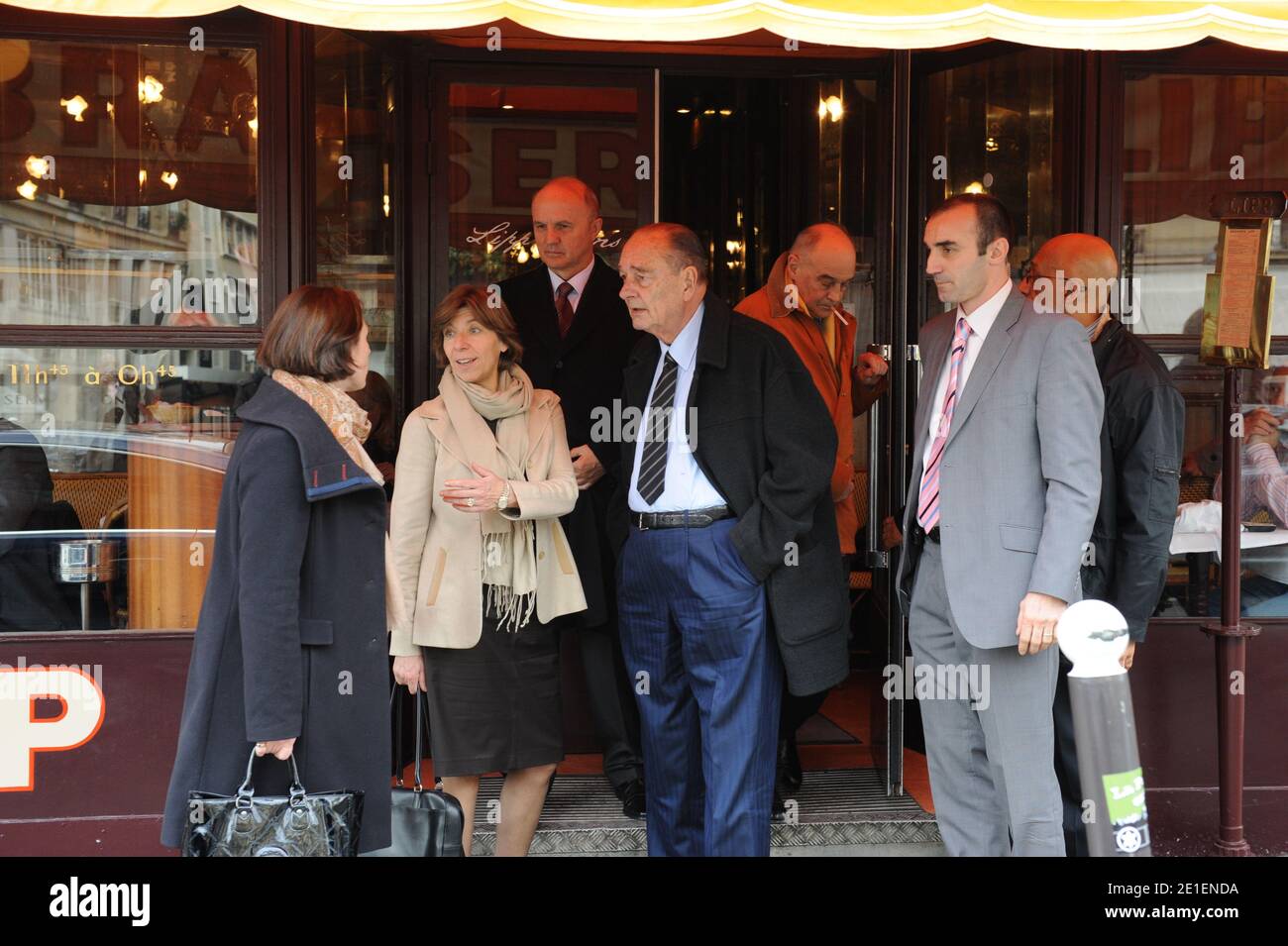 Der ehemalige französische Präsident Jacques Chirac hat am 25. Februar 2011 in der Brasserie Lipp mit Catherine Colonna und Jean-Louis Georgelin in Paris, Frankreich, zu Mittag gegessen. Foto von Mousse/ABACAPRESS.COM Stockfoto