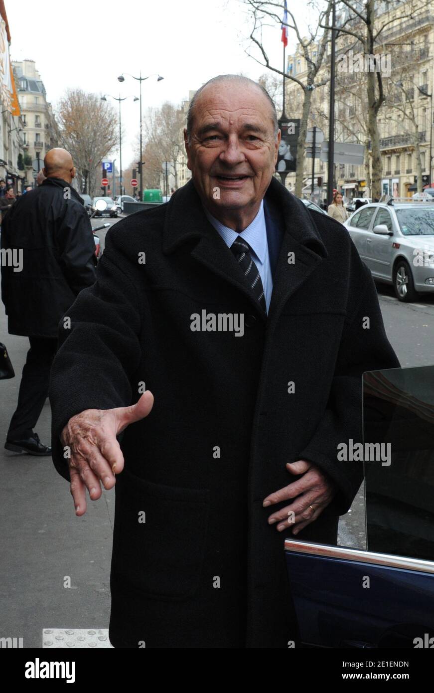 Der ehemalige französische Präsident Jacques Chirac hat am 25. Februar 2011 in der Brasserie Lipp mit Catherine Colonna und Jean-Louis Georgelin (unseen) in Paris, Frankreich, zu Mittag gegessen. Foto von Mousse/ABACAPRESS.COM Stockfoto