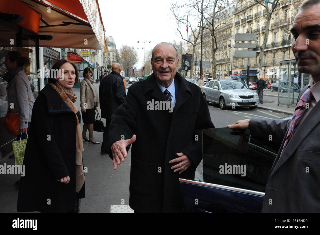 Der ehemalige französische Präsident Jacques Chirac hat am 25. Februar 2011 in der Brasserie Lipp mit Catherine Colonna und Jean-Louis Georgelin (unseen) in Paris, Frankreich, zu Mittag gegessen. Foto von Mousse/ABACAPRESS.COM Stockfoto