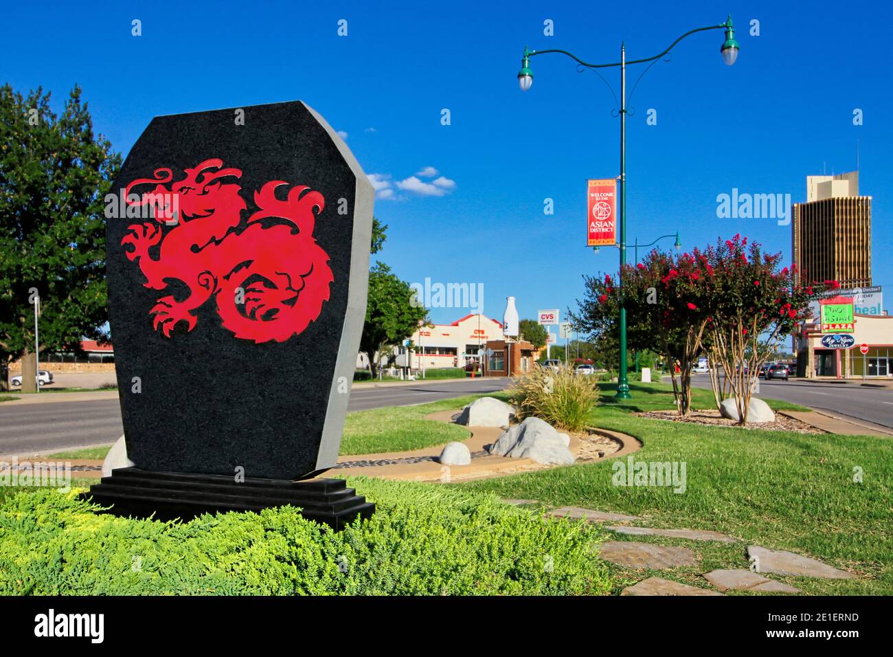 Im Median des Classen Boulevard, mitten im Asian District von Oklahoma City, steht ein roter Drache auf einem Granitdenkmal. Stockfoto