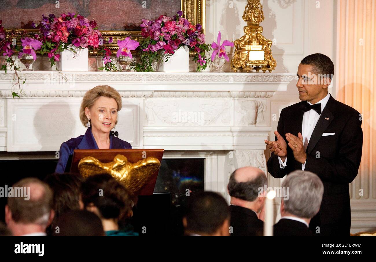 US-Präsident Barack Obama applaudiert Gouverneur Christine Gregoire, eine Demokratin aus Washington, als sie am 2011. Februar 2011 im Weißen Haus in Washington, D.C. zum "27 Governors Dinner" anstoßen wird. Foto von Joshua Roberts/Bloomberg/ABACAPRESS.COM Stockfoto