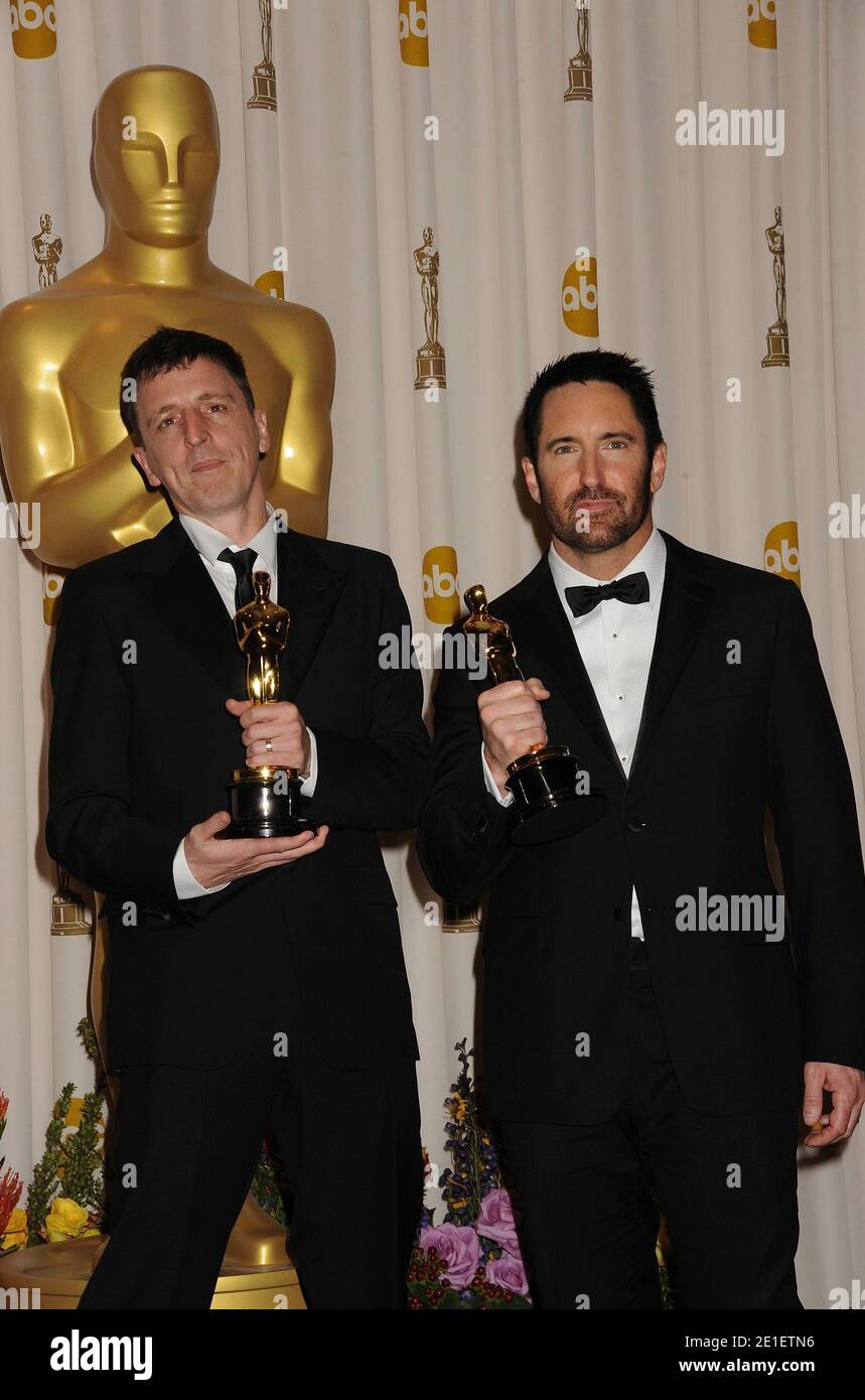 Oscar-Gewinner für das Erreichen von Musiknoten Atticus Ross, Trent Reznor im Presseraum bei den 83rd Annual Academy Awards, die am 27. Februar 2011 im Kodak Theatre in Hollywood, Los Angeles, CA, USA, verliehen wurden. Foto von Graylock/ABACAPRESS.COM Stockfoto