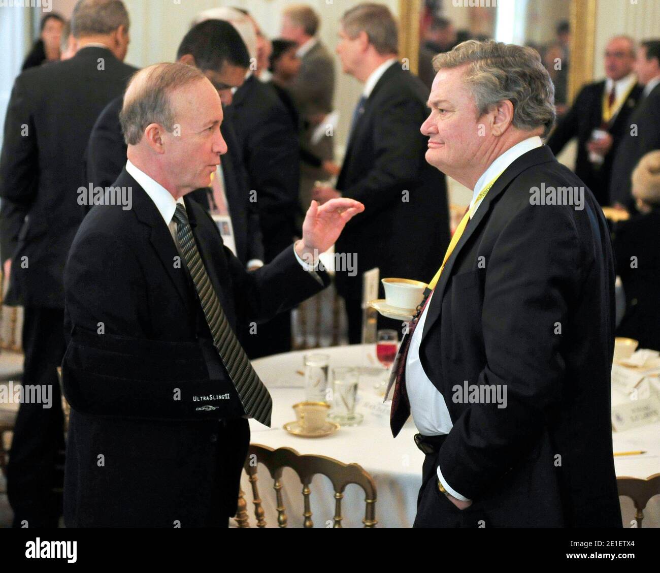 Gouverneur Mitch Daniels (Republikaner von Indiana), links, teilt einige Gedanken mit Gouverneur Jack Dalrymple (Republikaner von North Dakota), rechts, Bevor Präsident Barack Obama und Vizepräsident Joe Biden am 28. Februar 2011 ein Treffen mit einer parteiübergreifenden Gruppe von Gouverneuren im Staatlichen Speisesaal des Weißen Hauses in Washington D.C. veranstaltete. Foto von Ron Sachs/ISP Pool/ABACAPRESS.COM Stockfoto